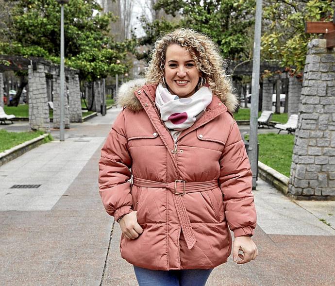 Elena Aguirre protagonizó un largo peregrinaje de consultas hasta que fue diagnosticada de endometriosis en la sanidad privada hace ahora tres años. Los síntomas la acompañan desde hace 15. Abajo, página de una guía elaborada por EndoEuskadi sobre la enfe