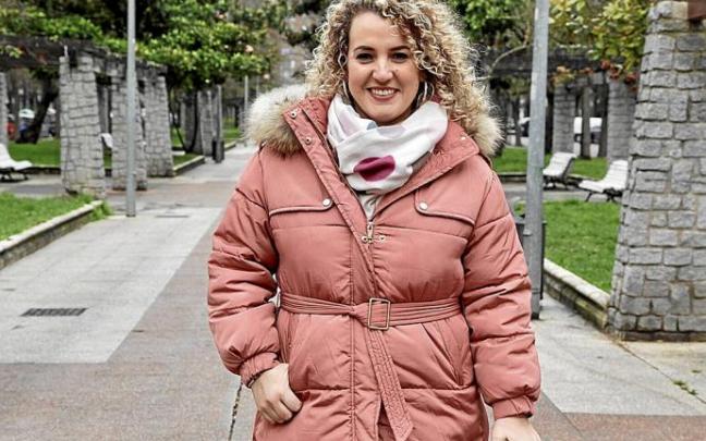 Elena Aguirre protagonizó un largo peregrinaje de consultas hasta que fue diagnosticada de endometriosis en la sanidad privada hace ahora tres años. Los síntomas la acompañan desde hace 15. Abajo, página de una guía elaborada por EndoEuskadi sobre la enfe