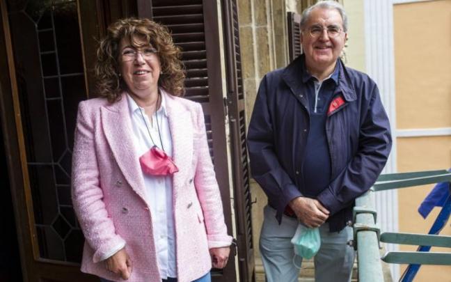 Carmen Alba y Eduardo Pueyo (AMCS), en Pamplona en la presentación de los nuevos recursos del Camino.