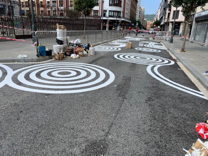 La calle Manuel Allende, en la imagen con los dibujos que adornarán la calzada ya comenzados, será una de las vías en las que se eliminará el tráfico. Foto: DEIA