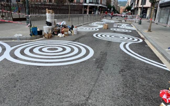 La calle Manuel Allende, en la imagen con los dibujos que adornarán la calzada ya comenzados, será una de las vías en las que se eliminará el tráfico. Foto: DEIA La calle Manuel Allende, en la imagen con los dibujos que adornarán la calzada ya comenzados, será una de las vías en las que se eliminará el tráfico. Foto: DEIA