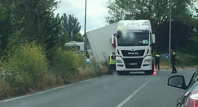 Camión accidentado a la entrada de Asteguieta