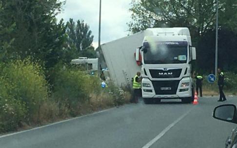 Camión accidentado a la entrada de Asteguieta Camión accidentado a la entrada de Asteguieta
