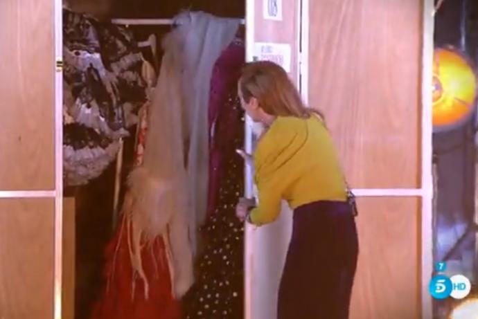 Rocío Carrasco, abriendo un contenedor en el que había trajes de su madre.