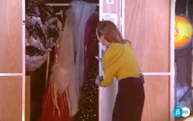 Rocío Carrasco, abriendo un contenedor en el que había trajes de su madre. Rocío Carrasco, abriendo un contenedor en el que había trajes de su madre.