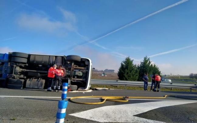 Camión volcado este jueves en la N-622.