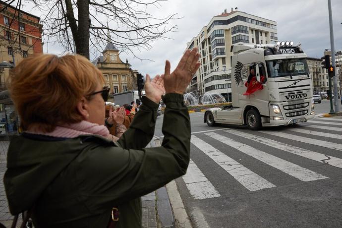 Aplaudiendo a la camionada en Pamplona el 22-M