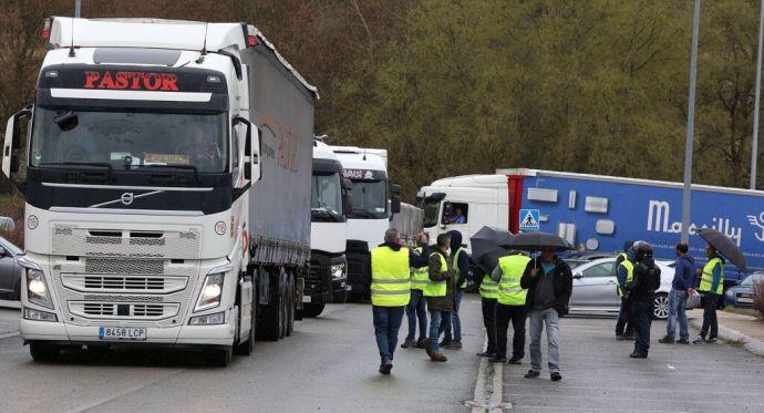 Camioneros, en un piquete en Huarte durante la primera jornada de huelga de transporte.