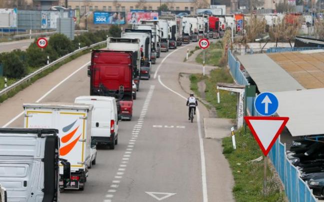 Camioneros en una jornada de protesta ayer en Zaragoza.