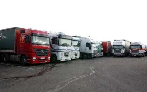 Camiones aparcados.