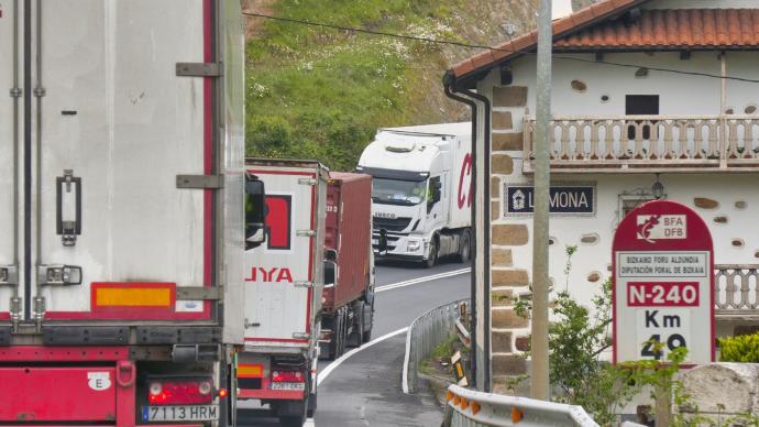 El tránsito de vehículos pesados por Lemoa alcanza los 3.000 camiones al día.