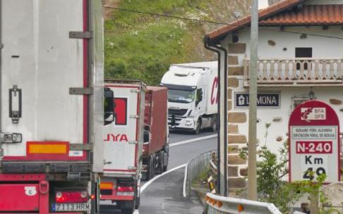 El tránsito de vehículos pesados por Lemoa alcanza los 3.000 camiones al día. El tránsito de vehículos pesados por Lemoa alcanza los 3.000 camiones al día.