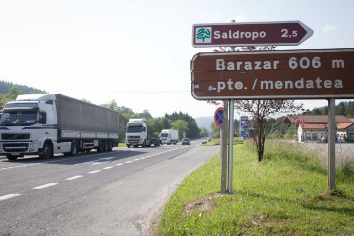 Varios camiones circulan por la N-240 una de las carreteras donde se instalarán los arcos de pago de peaje