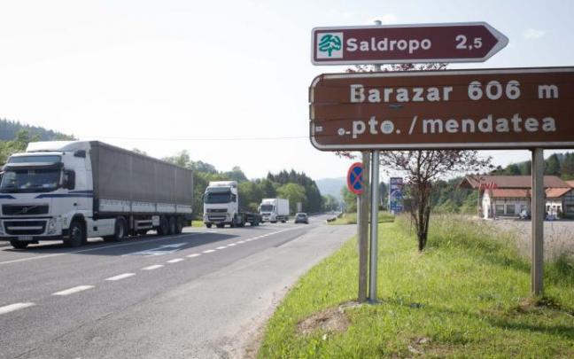 Varios camiones circulan por la N-240 una de las carreteras donde se instalarán los arcos de pago de peaje