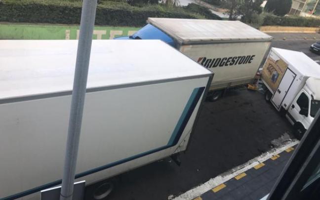 Camiones en la zona de carga y descarga de El Corte Inglés.