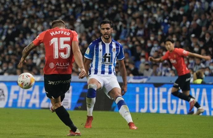 Mikel Merino, durante el partido ante el Mallorca, en el que la Real estrenó espónsor.