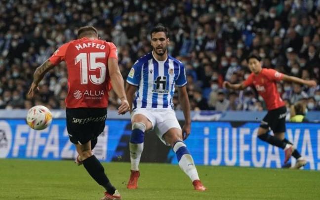 Mikel Merino, durante el partido ante el Mallorca, en el que la Real estrenó espónsor.