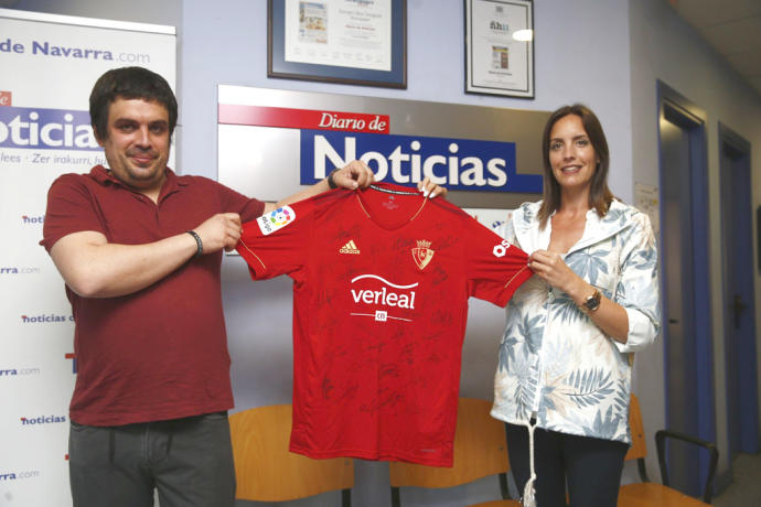 Eneko Subiza Saldise recibe la preciada camiseta de manos de Maitane Goñi, del departamento de Marketing de DIARIO DE NOTICIAS.