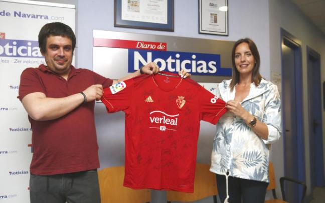 Eneko Subiza Saldise recibe la preciada camiseta de manos de Maitane Goñi, del departamento de Marketing de DIARIO DE NOTICIAS.