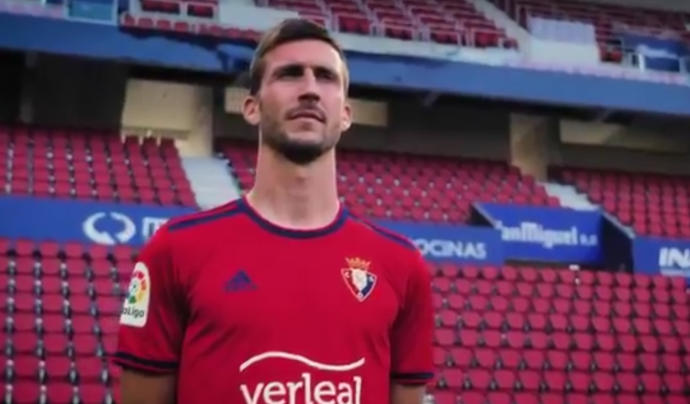 Oier Sanjurjo, con la nueva indumentaria.