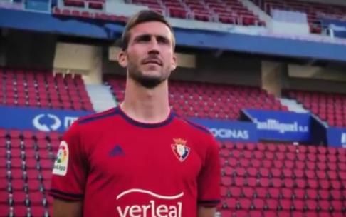 Oier Sanjurjo, con la nueva indumentaria.