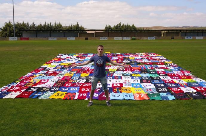 Carlos Catalán, con las 412 camisetas en el campo de Larraga.