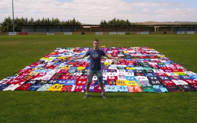 Carlos Catalán, con las 412 camisetas en el campo de Larraga.