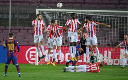 Instante en el que el balón lanzado por Messi supera a la barrera del Athletic antes de colarse en la portería defendida por Simón en el último Barça-Athletic de liga. Instante en el que el balón lanzado por Messi supera a la barrera del Athletic antes de colarse en la portería defendida por Simón en el último Barça-Athletic de liga.