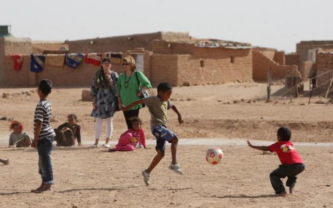 Niños jugando en campamentos sahararuis.