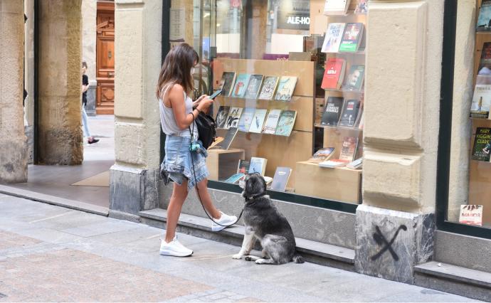 Una mujer delante de una librería.