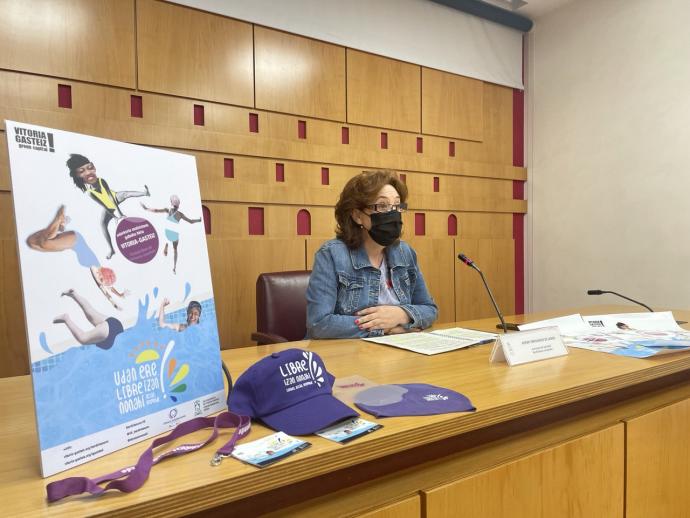 La concejala de Igualdad, Miren Fernández de Landa, durante la presentación de la campaña.