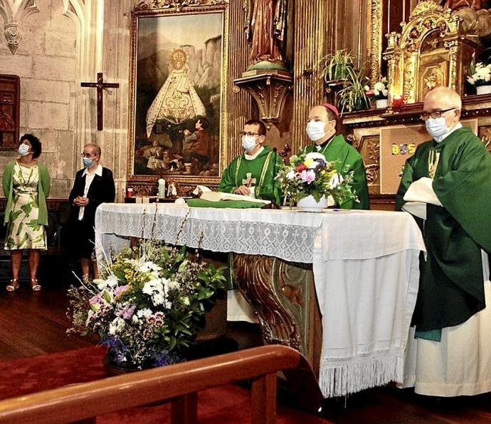 El obispo Elizalde oficiando una misa en Vitoria. Foto: Pilar Barco