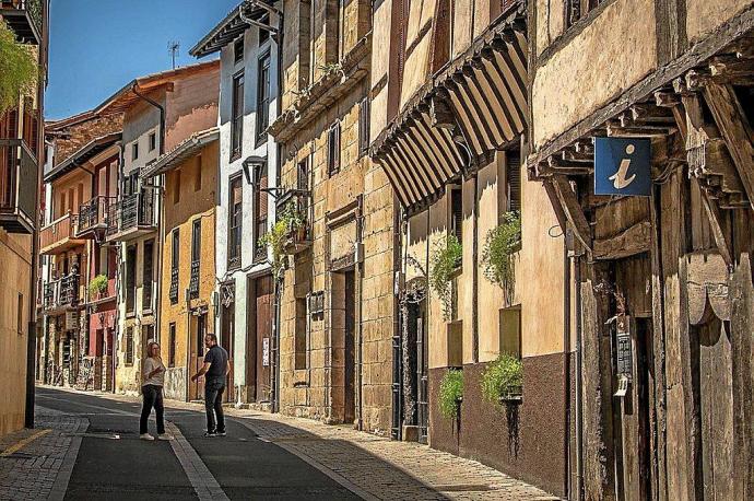 La calle donde se sitúa la oficia de turismo de Segura. Foto: Goitur