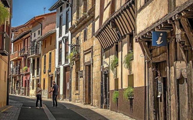 La calle donde se sitúa la oficia de turismo de Segura. Foto: Goitur La calle donde se sitúa la oficia de turismo de Segura. Foto: Goitur