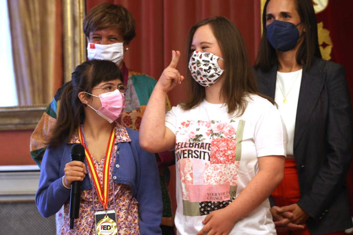 Nerea Díaz y Andrea de Jesús, en el Ayuntamiento de Pamplona.