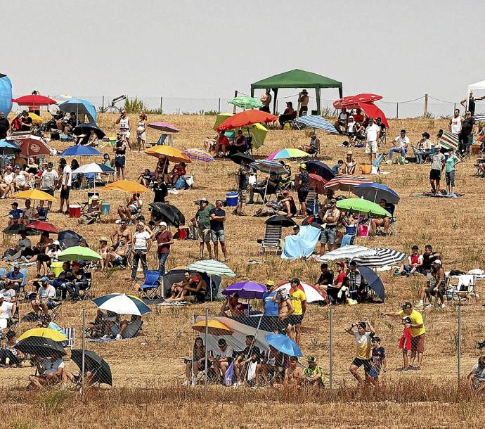 El Circuito de Navarra contó con aficionados que se acercaron a Los Arcos a presenciar la carrera.