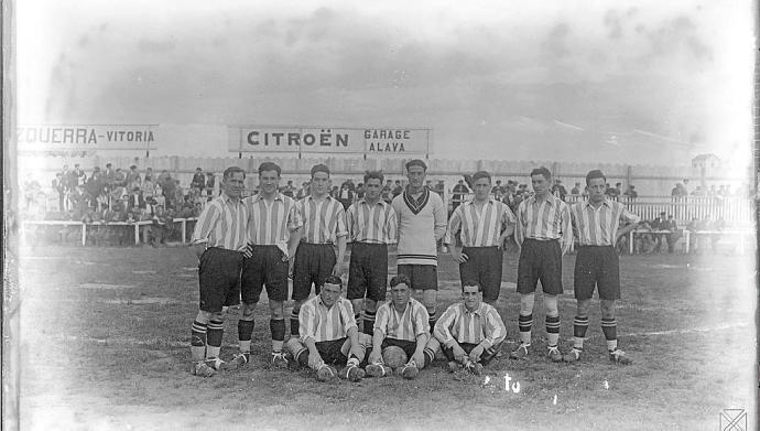 Equipo que derrotó a la SD Deusto (3-1) el 1 de mayo de 1927. De pie (izda. a dcha.) Patxi Errasti, Quincoces, Albéniz, Luzuriaga, 'Juanito' Díaz, Ciriaco, Antero y Modesto Echevarría. Sentados Camio, Garmendia y Crespo.