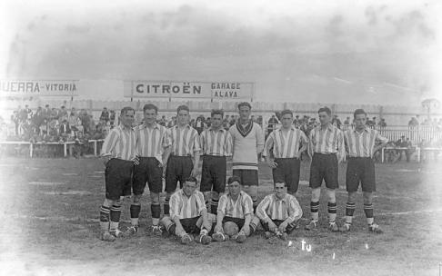 Equipo que derrotó a la SD Deusto (3-1) el 1 de mayo de 1927. De pie (izda. a dcha.) Patxi Errasti, Quincoces, Albéniz, Luzuriaga, 'Juanito' Díaz, Ciriaco, Antero y Modesto Echevarría. Sentados Camio, Garmendia y Crespo.