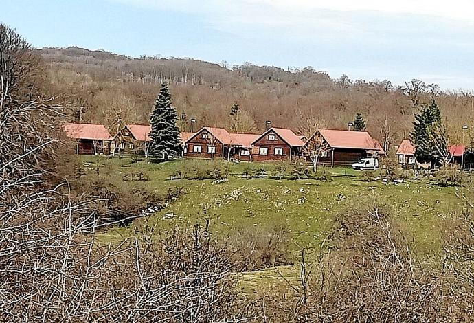 Vista exterior de los bungalós del Camping Urbasa, ayer por la mañana.