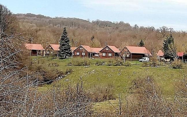 Vista exterior de los bungalós del Camping Urbasa, ayer por la mañana.