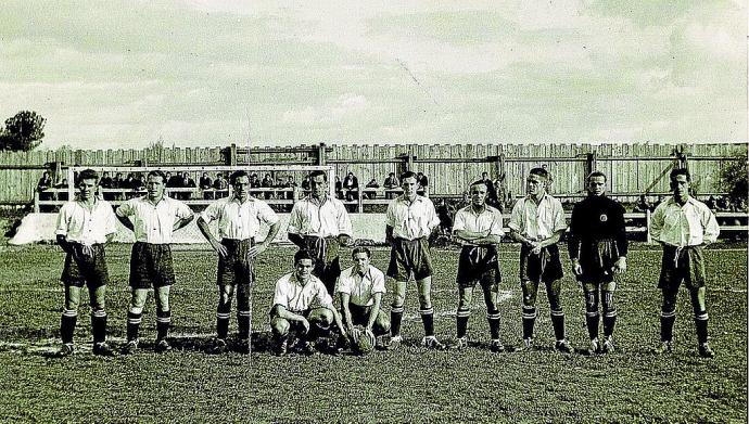 10 de noviembre de 1940. Deportivo Alavés-Vasconia de San Sebastián (6-0). Arbiza (4 goles) y Gamón (2). De pie (izda. a dcha.): Gamón, Arbiza (Arruti), Urbieta, Pepe Ubis, 'Fede' Anda, Plana, Gabilondo, Varela y 'Tacolo'. Agachados (izda. a dcha.): Baste