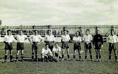 10 de noviembre de 1940. Deportivo Alavés-Vasconia de San Sebastián (6-0). Arbiza (4 goles) y Gamón (2). De pie (izda. a dcha.): Gamón, Arbiza (Arruti), Urbieta, Pepe Ubis, 'Fede' Anda, Plana, Gabilondo, Varela y 'Tacolo'. Agachados (izda. a dcha.): Baste 10 de noviembre de 1940. Deportivo Alavés-Vasconia de San Sebastián (6-0). Arbiza (4 goles) y Gamón (2). De pie (izda. a dcha.): Gamón, Arbiza (Arruti), Urbieta, Pepe Ubis, 'Fede' Anda, Plana, Gabilondo, Varela y 'Tacolo'. Agachados (izda. a dcha.): Baste