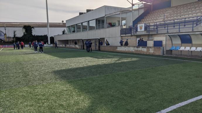 Campo de fútbol de Merkatondoa, antes de un partido del Izarra.