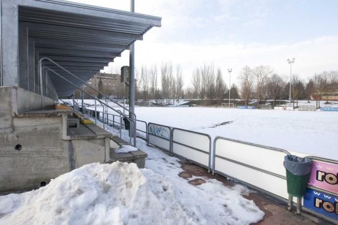 Campo de fútbol de Vitoria cubierto de nieve