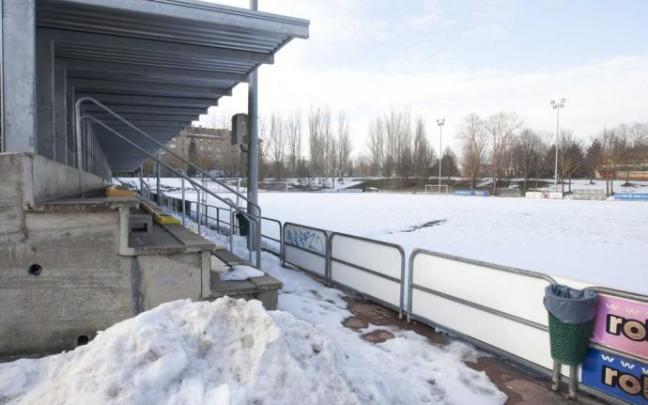 Campo de fútbol de Vitoria cubierto de nieve