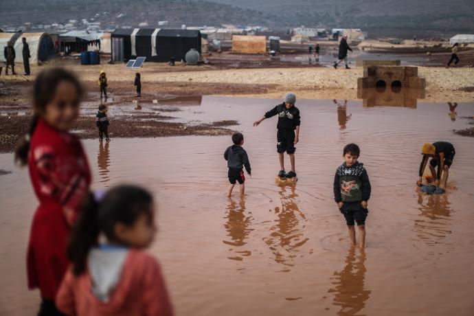 Niños en un campo de refugiados cerca de Kafr Aruq