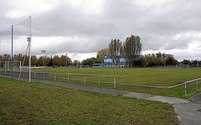 Panorámica del campo de hierba natural donde se va a sustituir y renovar la iluminación con unas torres situadas a 12 metros de altura, frente a los nueve actuales. F.: Josu Chavarri