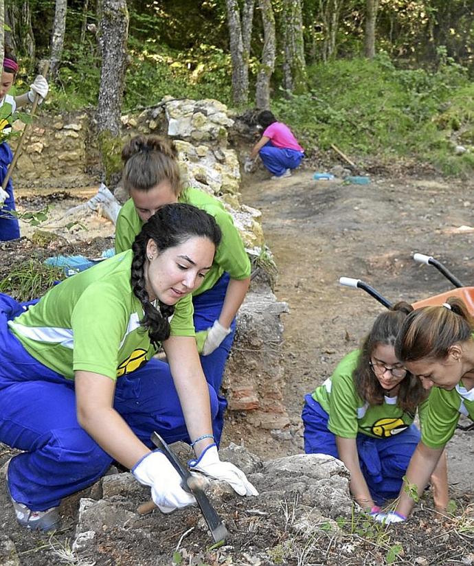 Jóvenes en un campo de trabajo.