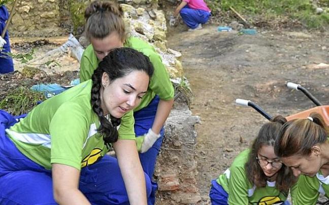 Jóvenes en un campo de trabajo.