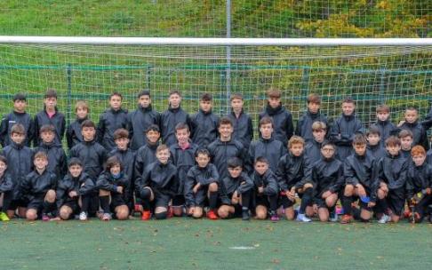 Grupo de chavales que tomaron parte ayer domingo por la mañana en la sede de Maruri de la academia que dirige Kike Liñero.